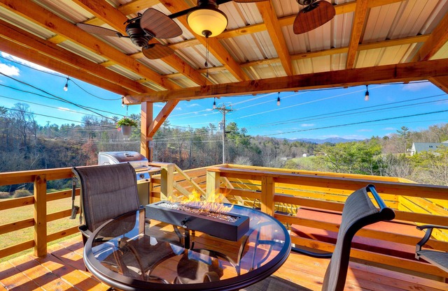 Studio w/Loft, Hot Tub & Views in Marshall!
