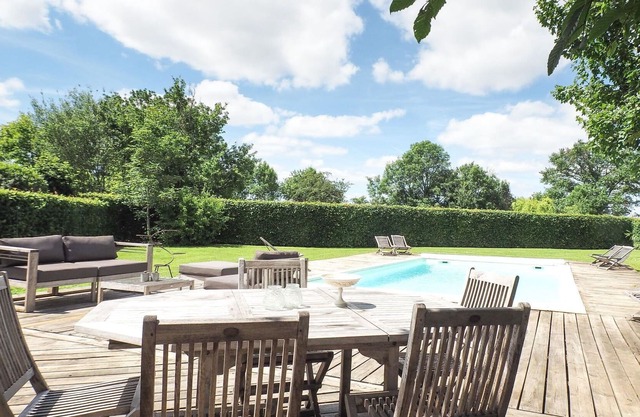 Stunning villa for 6 guests with pool, TV, patio, pets allowed and parking
