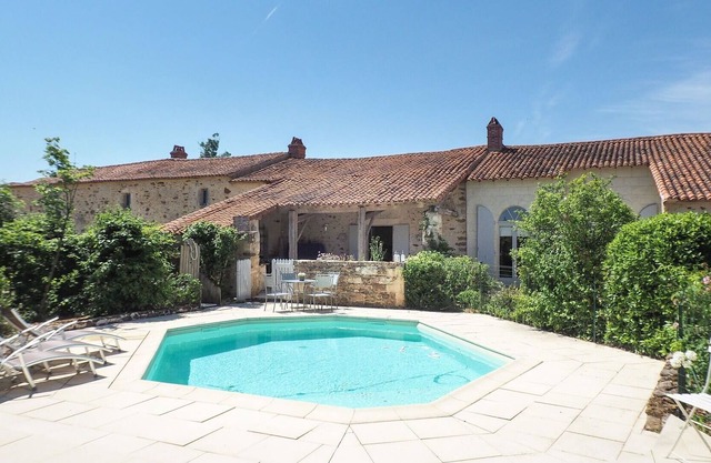Stunning private villa for 6 guests with pool, WIFI, TV, patio, pets allowed and parking