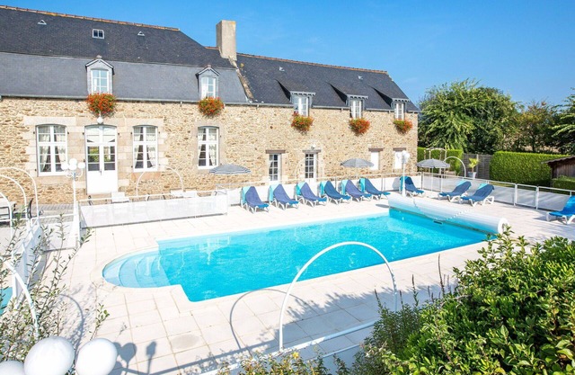 Stunning private villa for 12 guests with WIFI, pool, TV, terrace and parking