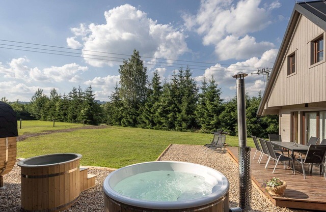 Stunning private villa for 10 people with WIFI, hot tub, TV, terrace and pets allowed