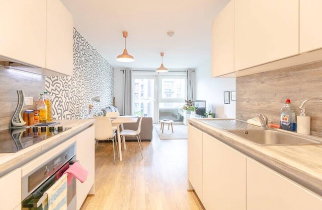 Stunning 1bedroom Flat w/Balcony - Surrey Quays!
