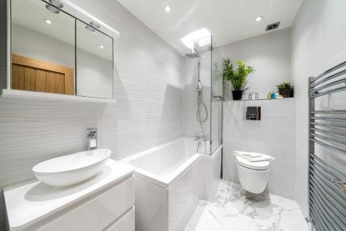 Stunning 2 Bed 2 Bath Luxury London Apartment!