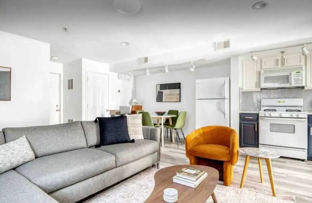 Stunning 2 bedroom 15 mins to NYC