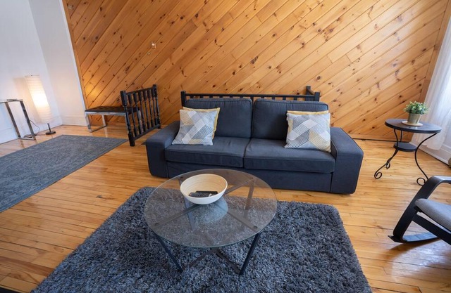Stunning 2 Bedroom Apt! 3mins Walk From CDN Metro