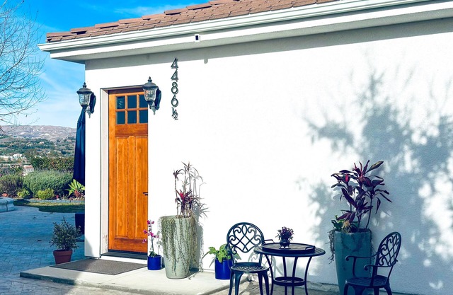 Stunning 2-bedroom house w/fitness room, outdoor kitchen WiFi in Moorpark