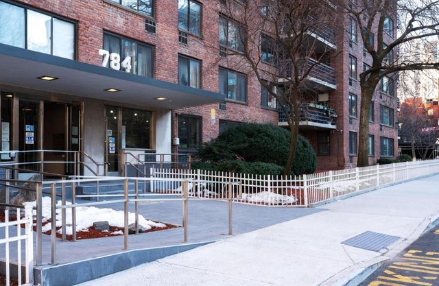 Stunning 2 BR in NYC with Private Balcony