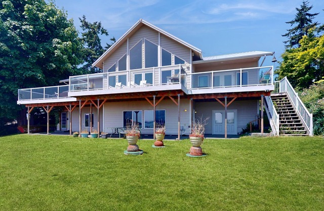 Stunning 2 level waterfront home with firepit, WiFi, views, and pool table