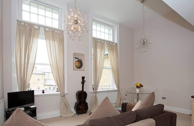* Stunning 2BD Victorian Apartment In Quiet Location *