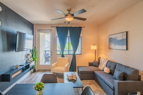 Stunning 2BR Kierland Common, TPC Golf, Pool, Gym, W-D