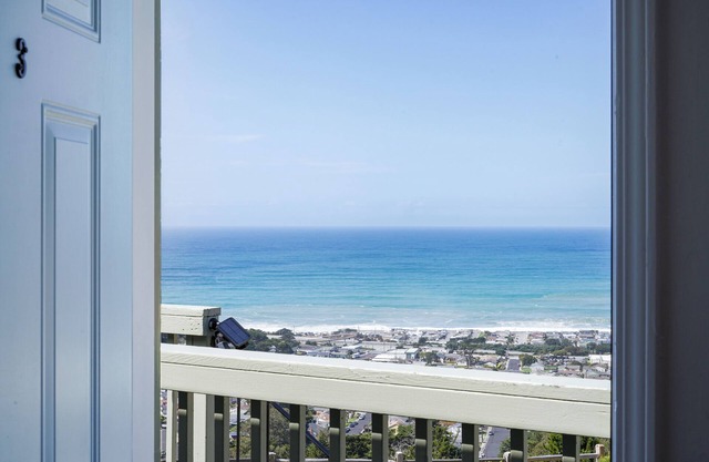 Stunning 2BR Ocean Mountain Sunset View