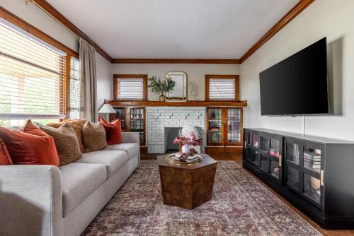 Stunning 3BR - Near Cleveland Clinic Main Campus