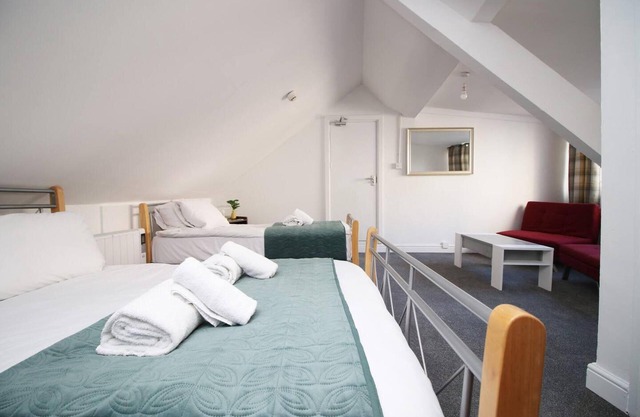 Stunning 4 Bedroom Flat Near City Centre