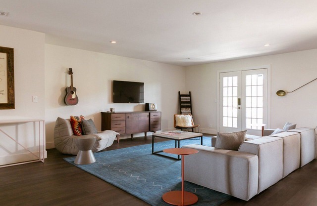 Stunning 4 Bedroom Suite: Downtown Nash, Full Kitchen/Living, Sleeps 12