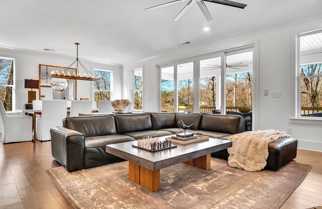 Stunning 5-bedroom Lakefront Retreat on Lake Norman - Hot Tub, Kayaks, Firepit