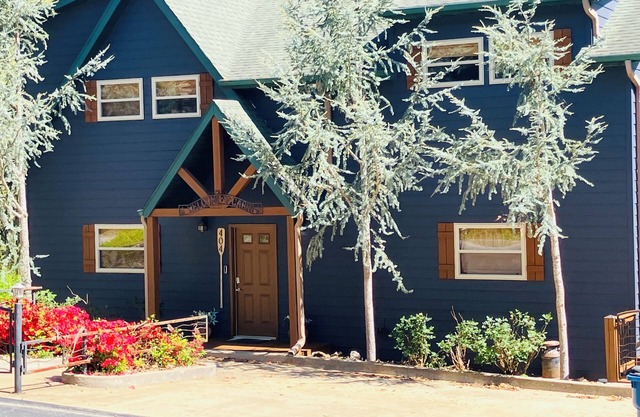 Stunning 6BR 6BA Lakefront Cabin Sleeps 16
