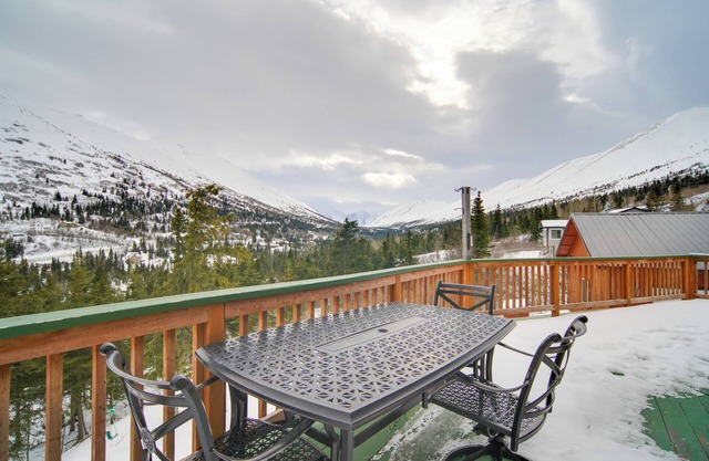Stunning Alaskan Getaway w/River & Mtn Views