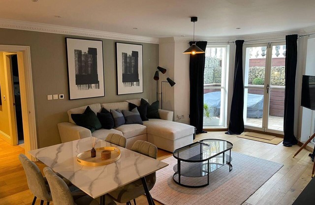 Stunning Apartment by The Leas, West End