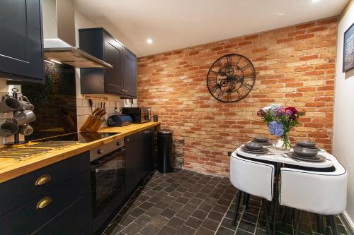Stunning Ashbourne Town Centre Cottage near Alton Towers Peak District Derbyshire