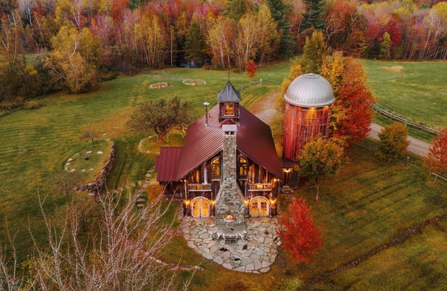 Stunning Barn & Silo retreat, on 300 private acres, Treehouse, 15 min to Stowe.