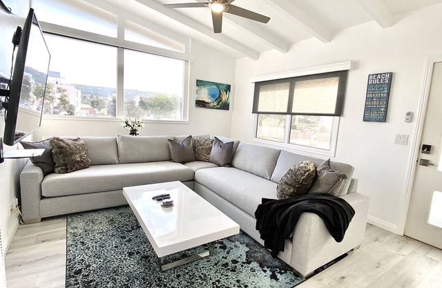 Stunning Beach Pad in Heart of Town - 2blks to Beach