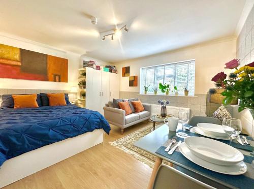 Stunning Business Travellers Studio En-Suite Bathroom Garden view