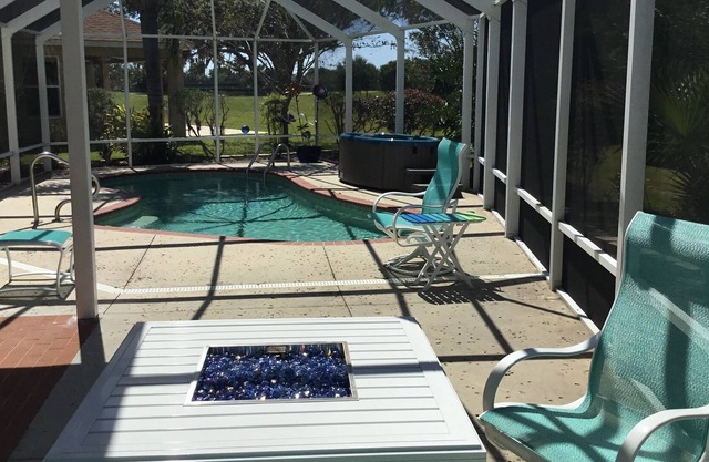 Stunning Designer Pool Home,: Spa, Golf View, Golf Cart, Walk to Square