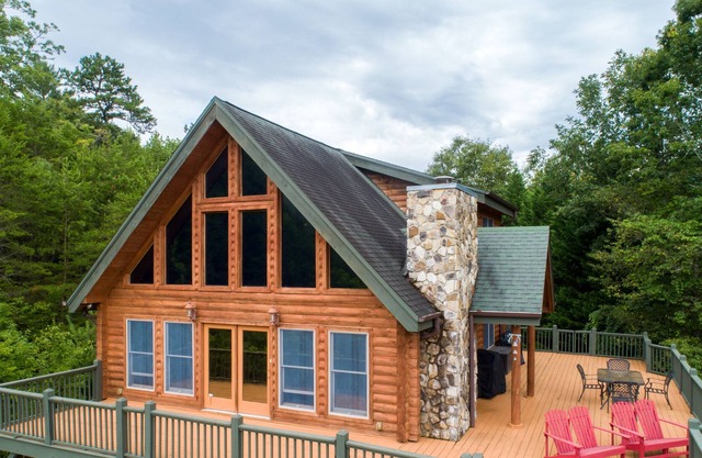 Stunning, dog-friendly cabin w/beautiful views, wrap-around deck, and gas grill