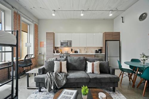 Stunning Downtown Apartment with Pool, Laundry, Parking