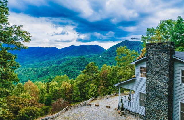 Stunning Fall Mountain Views with Hot Tub & 2 King Suites! Private on 3 acres.