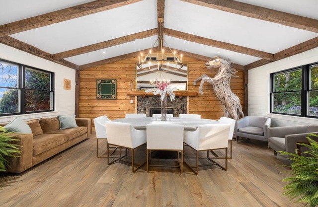 Stunning Farmhouse - Private Pool & Vintage Arcade - Close to Newport & Beaches