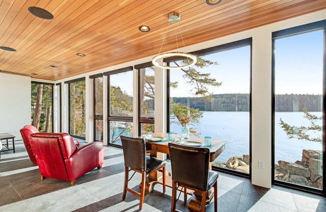 Stunning guest home on the water with gorgeous views, bright interior, & WiFi