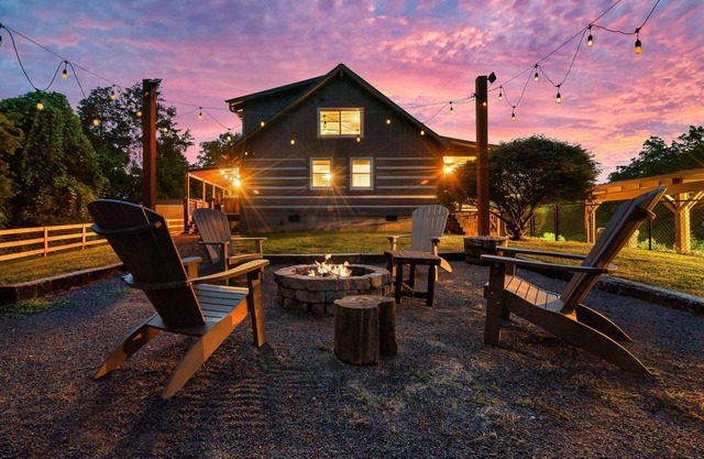 Stunning Hillside Cabin w/Hot Tub & Game Room