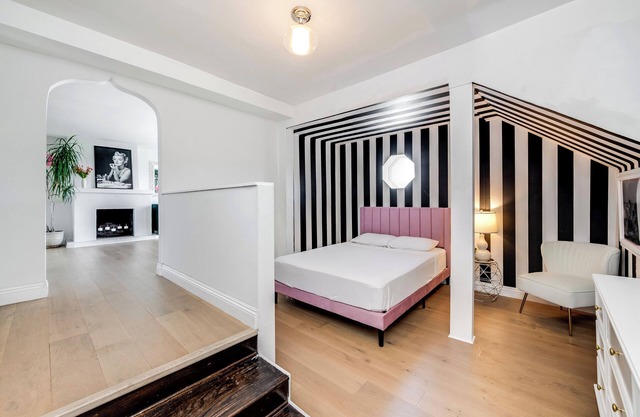 Stunning Hilltop apartment - Hollywood Vibe and View