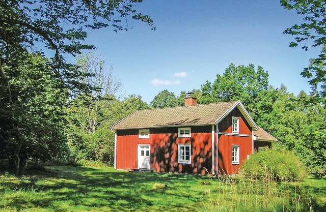 Stunning home in Lönashult with kitchen