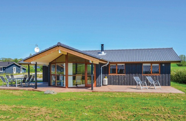 Stunning home in Rønde with kitchen