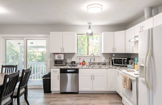 Stunning Home W/Mountain Views 4 Bedroom Home