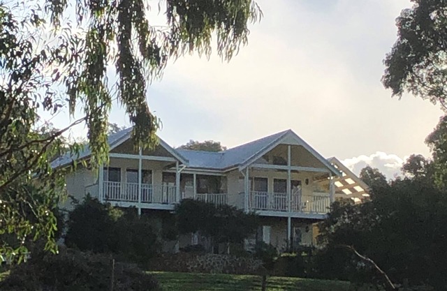 STUNNING HOME YALLINGUP. BEAUTIFUL SURROUNDINGS. WALK IN AND RELAX