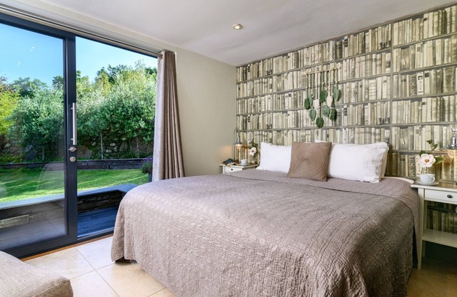 Stunning House above Mousehole Harbour, Relax in Space & Style, Garden & Parking