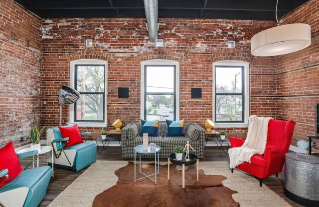 Stunning Huge Vintage Loft Minutes From Downtown