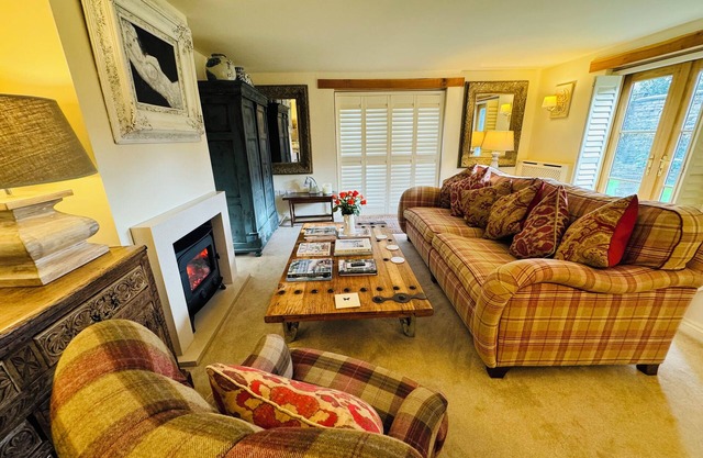Stunning Interior Designed 2 Bedroom Cottage in the Center of Chipping Campden