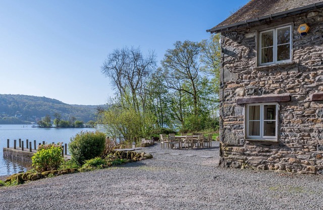 Stunning Lake fronted Property with Hot Tub - Hammerhole