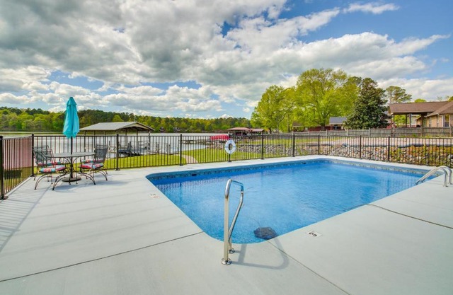 Stunning Lake Hamilton Getaway with Hot Tub!