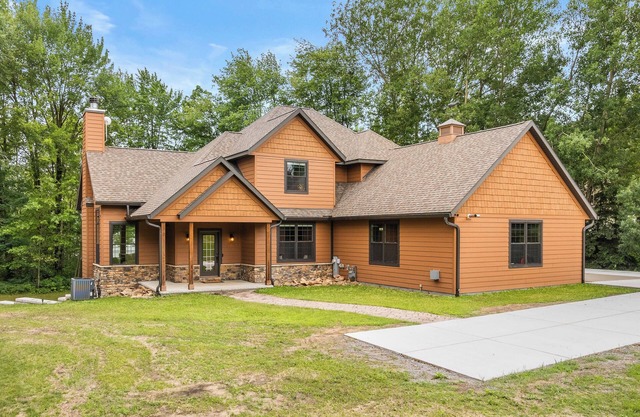 Stunning Lake House on the shores of Lake DuBay