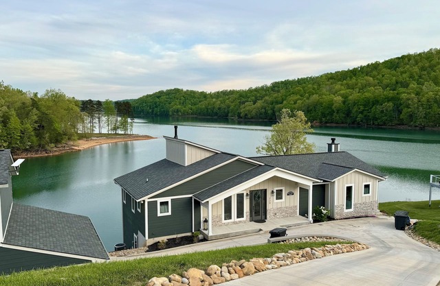 Stunning Lake Views Luxury -Short walk to Covered Dock