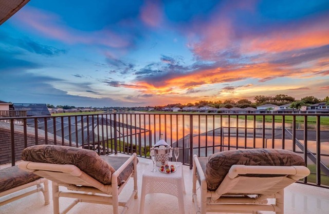 Stunning lakeside location 2 king masters , games room, hot tub 4 miles Disney.