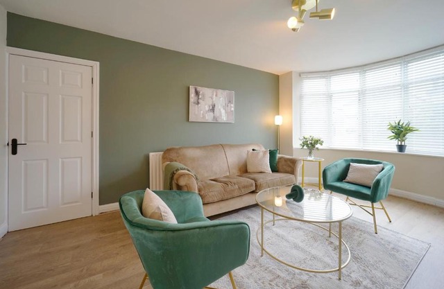 Stunning luxury 3 bed house with garden in North Leeds