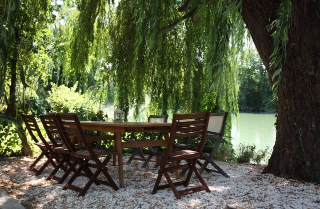 Stunning Maison Bourgeoise on the banks of the Charente, canoe from the door