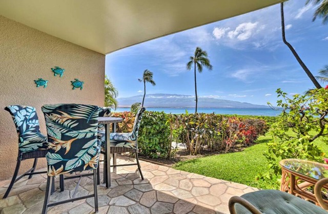 Stunning Maui Direct Ocean front on the beach, Walk to beach from Condo, Watch Turtles, Whales, AC in all rooms ocean view Pool and Spa