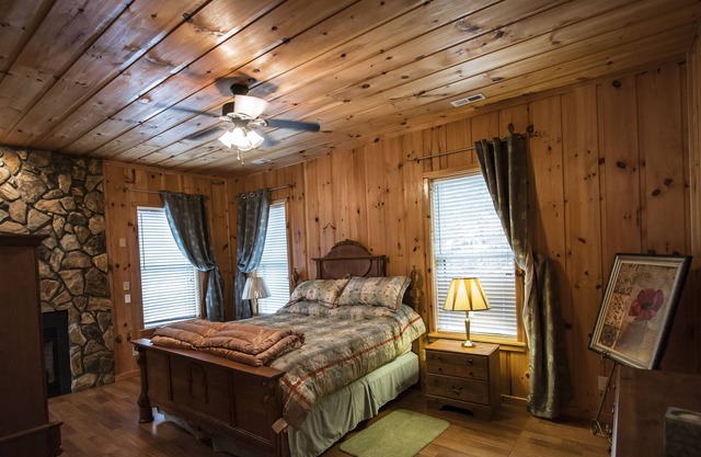 Stunning Mountain Views, Fire Pit, Fireplaces, Perfect for Large Groups